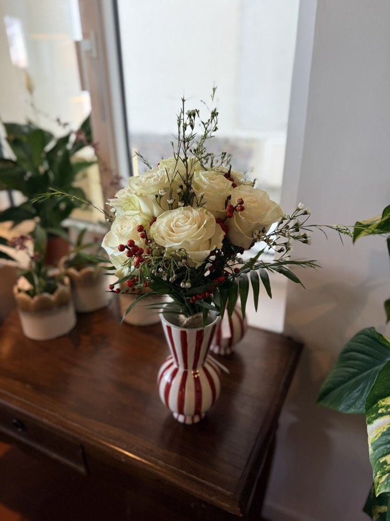 Bouquet en vase rayé